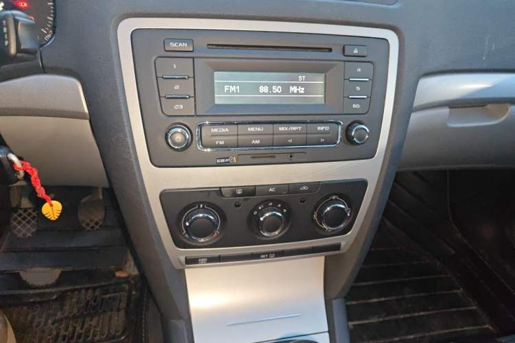 Used Skoda Octavia 2014 1.6L Manual Yijie Edition Audio And AC Panel