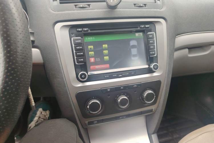 Used Skoda Octavia 2014 1.6L Manual Yijie Edition Audio And AC Panel