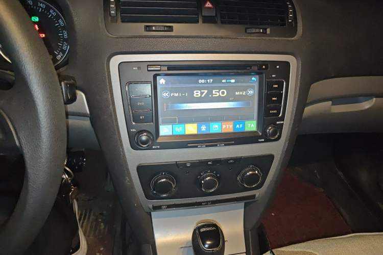 Used Skoda Octavia 2014 1.6L Automatic Yijie Edition Audio And AC Panel