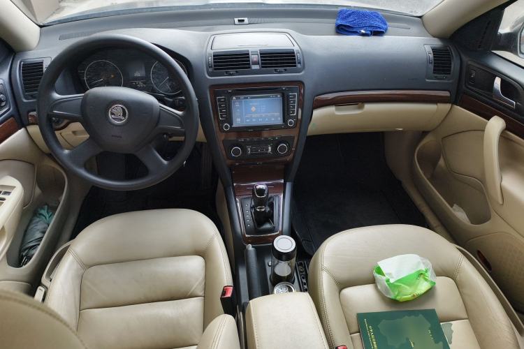 Used Skoda Octavia 2014 1.6L Automatic Yijun Edition Center Console