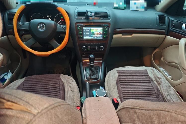 Used Skoda Octavia 2014 1.6L Automatic Yijun Edition Center Console