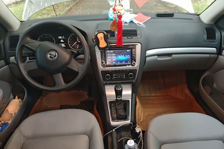 Used Skoda Octavia 2014 1.6L Automatic Yijun Edition Center Console