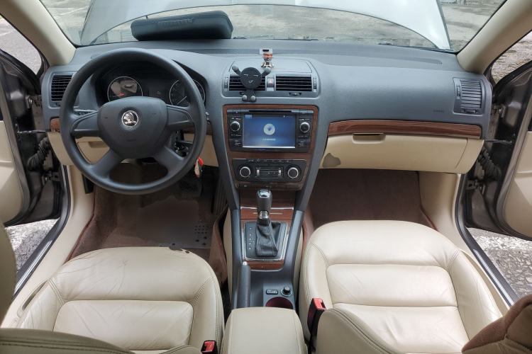 Used Skoda Octavia 2014 1.6L Automatic Yijun Edition Center Console