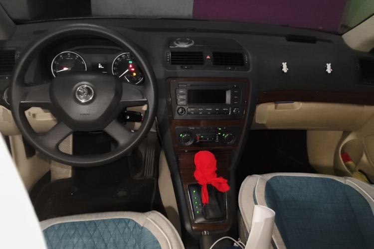 Used Skoda Octavia 2014 1.6L Automatic Yijun Edition Center Console