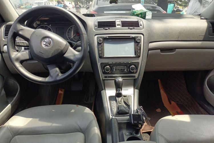 Used Skoda Octavia 2014 1.6L Automatic Yijun Edition Center Console
