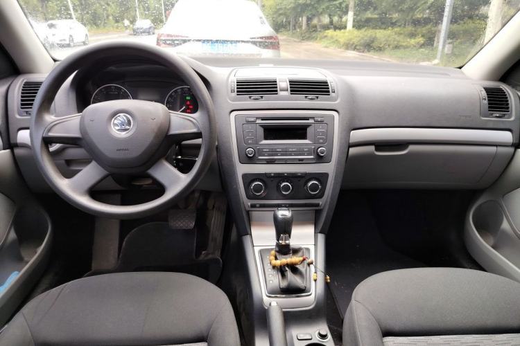 Used Skoda Octavia 2014 1.6L Automatic Yijie Edition Center Console