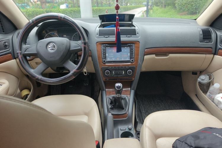 Used Skoda Octavia 2014 1.6L Manual Yijun Edition Center Console
