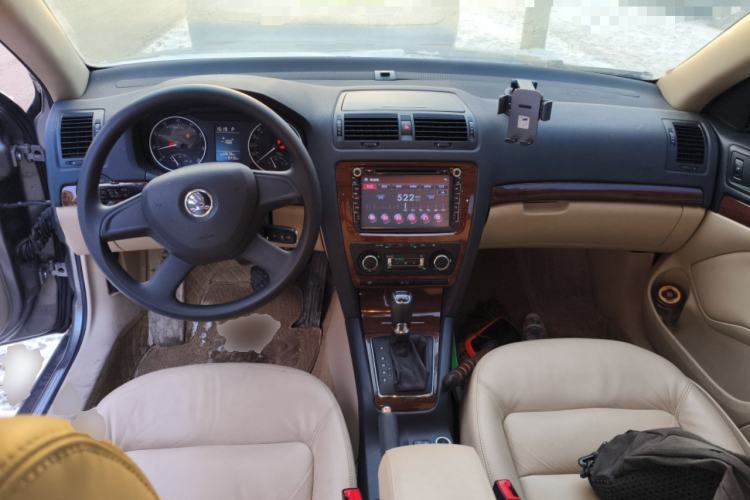 Used Skoda Octavia 2014 1.6L Automatic Yijun Edition Center Console