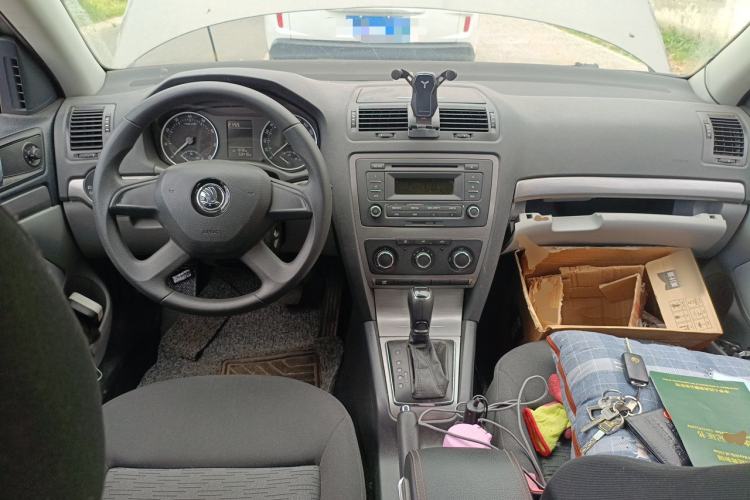 Used Skoda Octavia 2014 1.6L Automatic Eado Edition Center Console