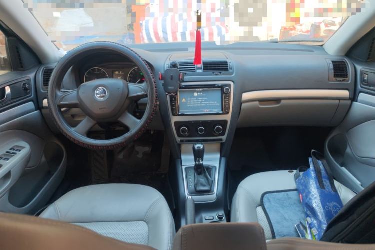 Used Skoda Octavia 2014 1.6L Automatic Yijie Edition Center Console