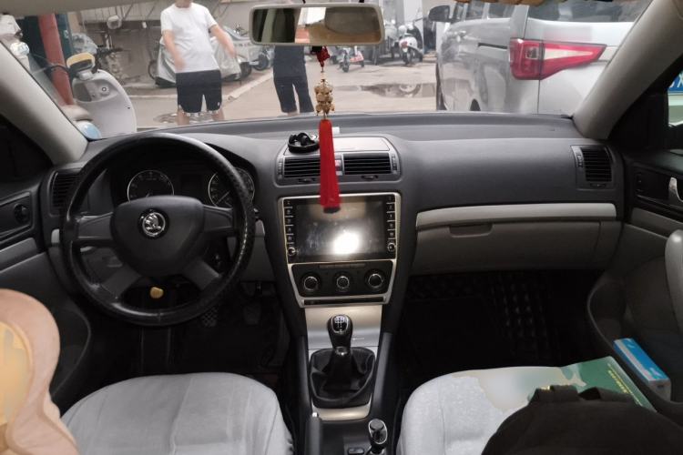 Used Skoda Octavia 2014 1.6L Manual Eado Edition Center Console