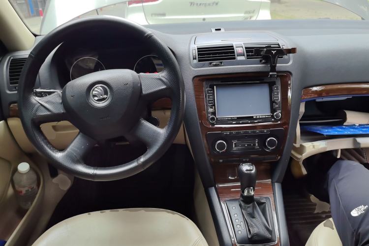 Used Skoda Octavia 2014 1.6L Automatic Yijun Edition Center Console