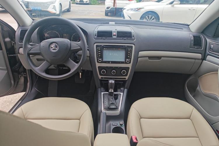 Used Skoda Octavia 2014 1.6L Automatic Yijie Edition Center Console