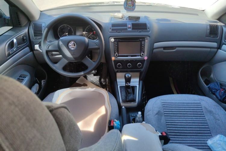 Used Skoda Octavia 2014 1.6L Automatic Yijie Edition Center Console