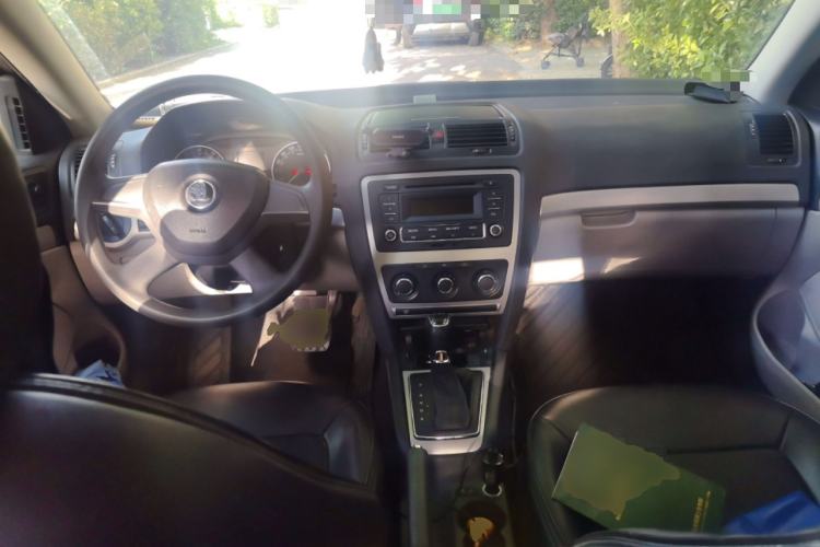 Used Skoda Octavia 2014 1.6L Automatic Eado Edition Center Console