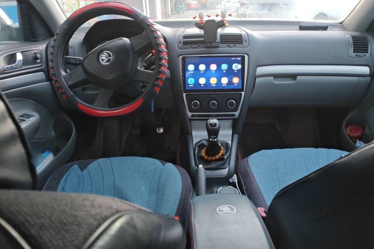 Used Skoda Octavia 2014 1.6L Manual Yijie Edition Center Console