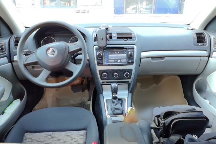 Used Skoda Octavia 2014 1.6L Automatic Yijie Edition Center Console