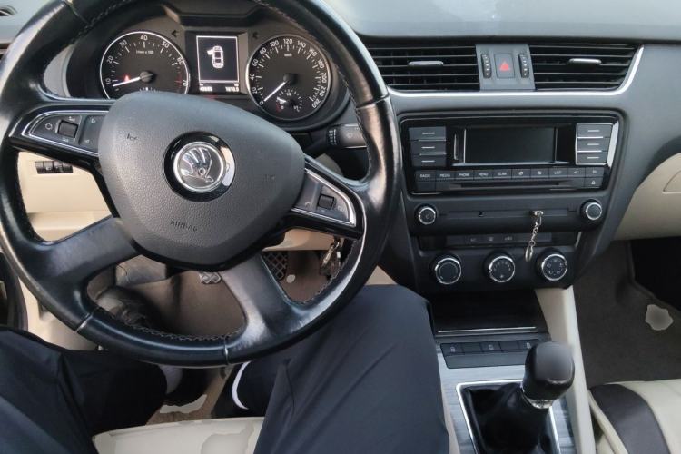 Used Skoda Octavia 2014 1.6L Manual Yijie Edition Center Console