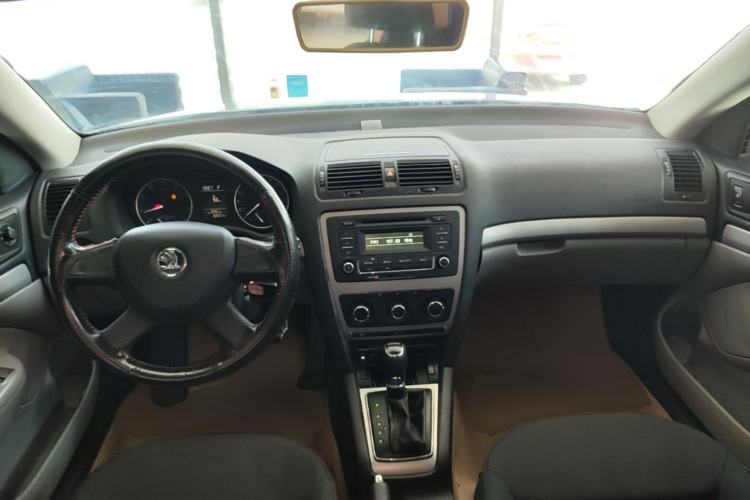 Used Skoda Octavia 2014 1.6L Automatic Yijie Edition Center Console