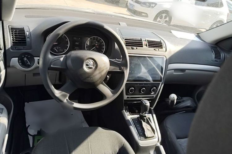 Used Skoda Octavia 2014 1.6L Automatic Yijie Edition Center Console