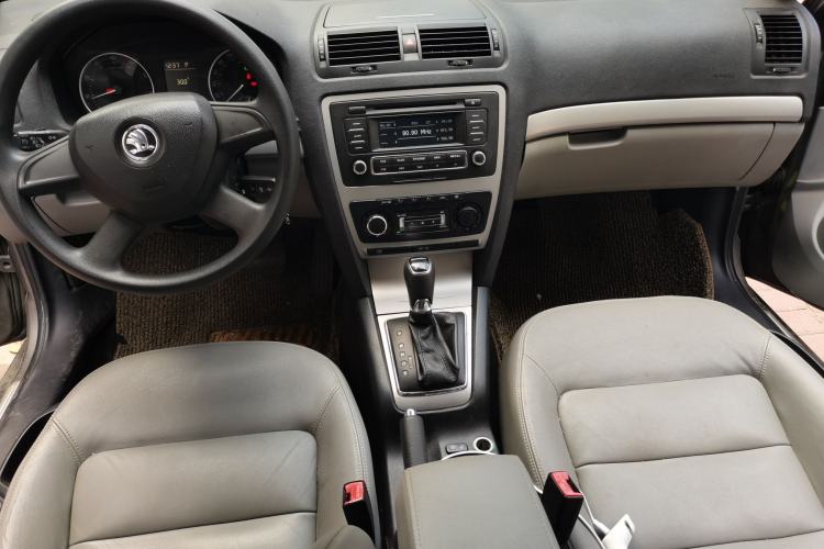 Used Skoda Octavia 2014 1.6L Automatic Yijun Edition Center Console