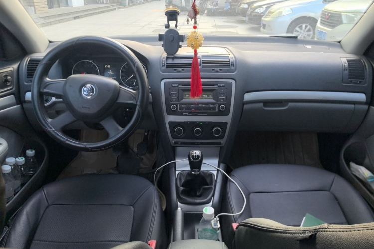 Used Skoda Octavia 2014 1.6L Manual Yijie Edition Center Console