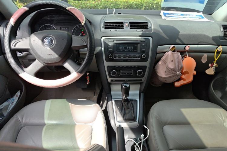 Used Skoda Octavia 2014 1.6L Automatic Yijun Edition Center Console