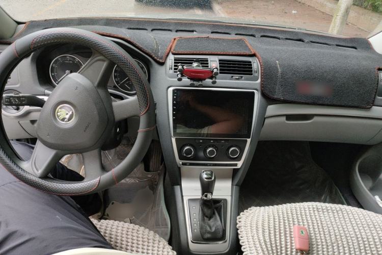 Used Skoda Octavia 2014 1.6L Automatic Yijie Edition Center Console
