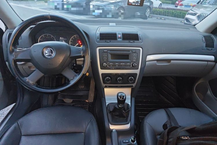 Used Skoda Octavia 2014 1.6L Manual Yijie Edition Center Console