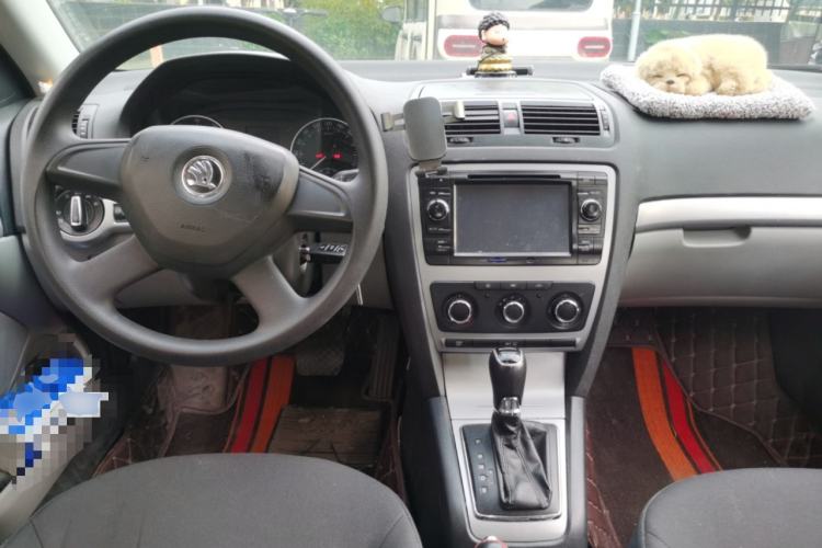 Used Skoda Octavia 2014 1.6L Automatic Yijie Edition Center Console