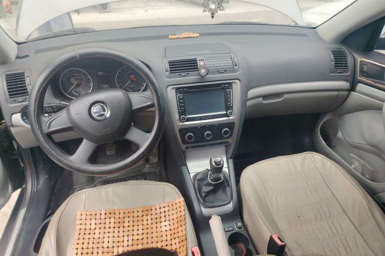 Used Skoda Octavia 2014 1.6L Manual Yijie Edition Center Console