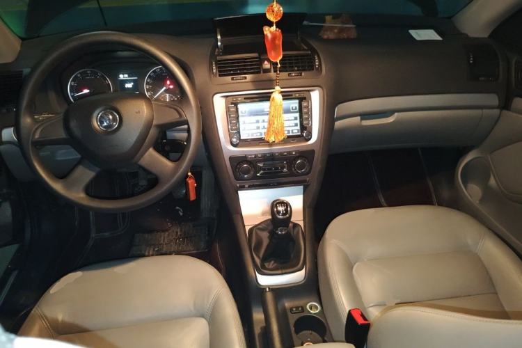 Used Skoda Octavia 2014 1.6L Manual Yijun Edition Center Console
