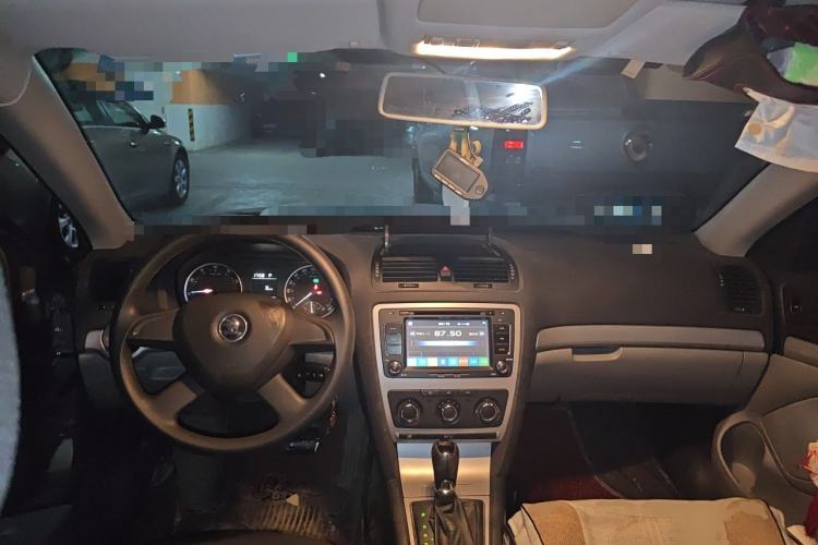 Used Skoda Octavia 2014 1.6L Automatic Yijie Edition Center Console