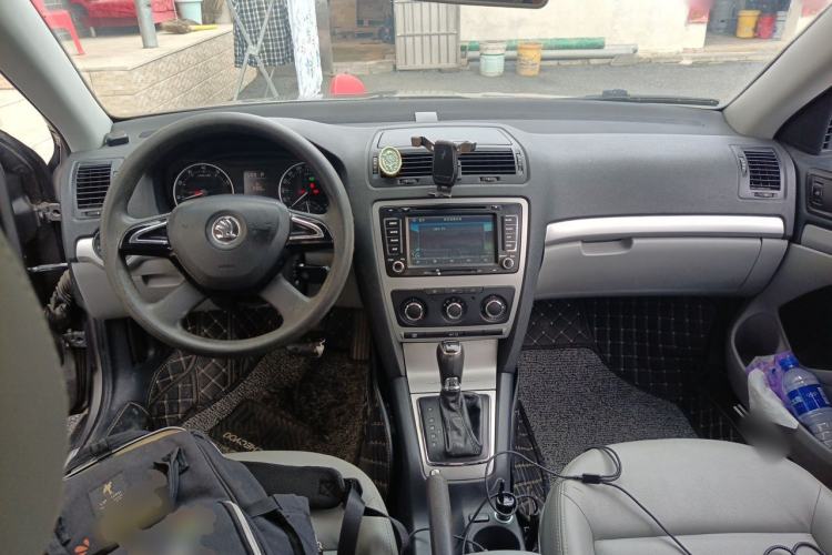Used Skoda Octavia 2014 1.6L Automatic Yijie Edition Center Console