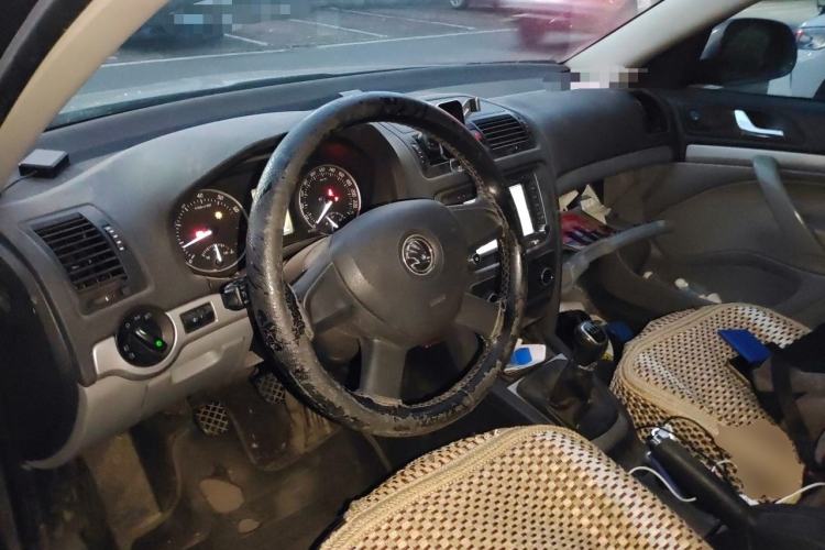 Used Skoda Octavia 2014 1.6L Manual Yijie Edition Center Console