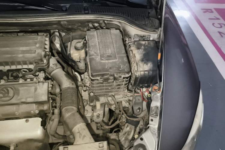 Used Skoda Octavia 2014 1.6L Automatic Yijun Edition Engine Bay Left