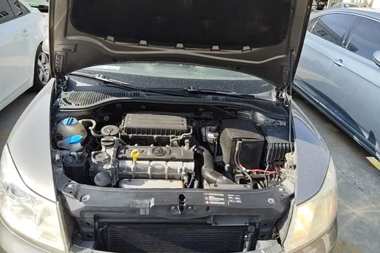 Used Skoda Octavia 2014 1.6L Automatic Yijie Edition Engine Bay