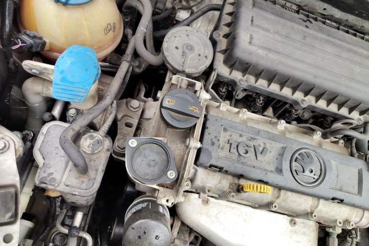 Used Skoda Octavia 2014 1.6L Automatic Yijie Edition Engine Bay Right