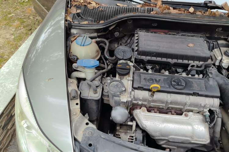Used Skoda Octavia 2014 1.6L Automatic Yijun Edition Engine Bay Right