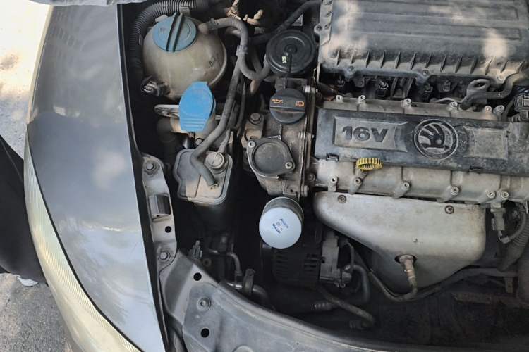Used Skoda Octavia 2014 1.6L Manual Yijie Edition Engine Bay Right