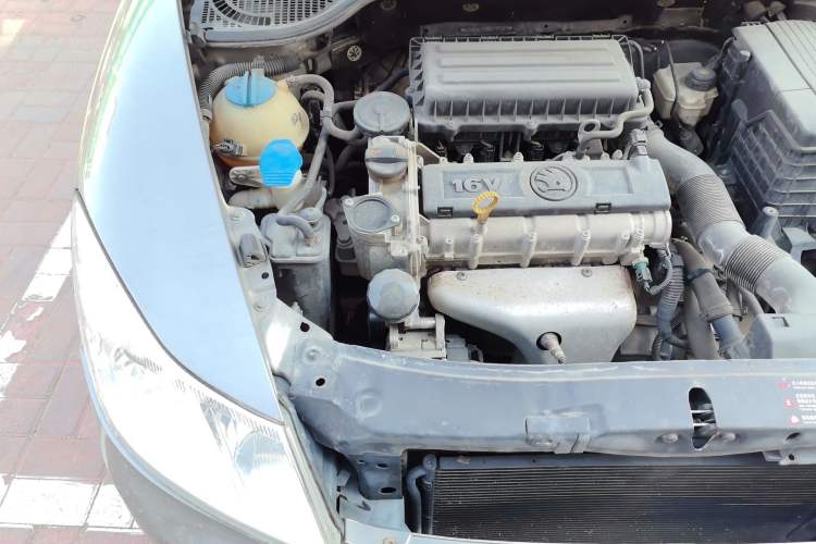 Used Skoda Octavia 2014 1.6L Automatic Yijie Edition Engine Bay Right