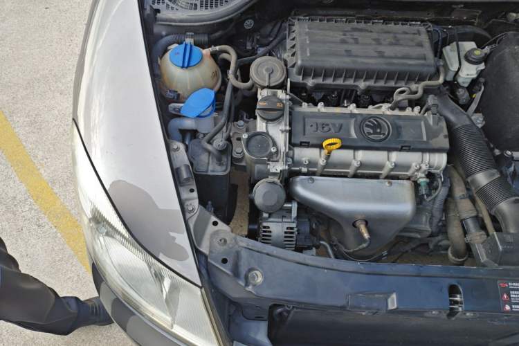 Used Skoda Octavia 2014 1.6L Automatic Yijie Edition Engine Bay Right