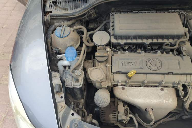 Used Skoda Octavia 2014 1.6L Automatic Yijun Edition Engine Bay Right