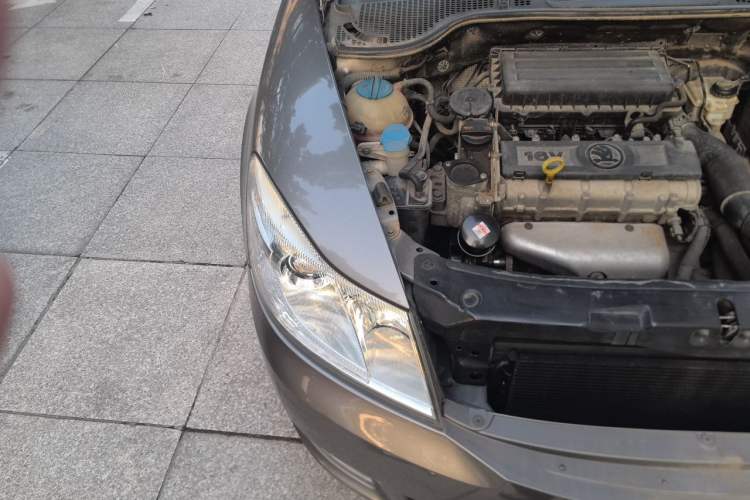 Used Skoda Octavia 2014 1.6L Manual Yijie Edition Engine Bay Right