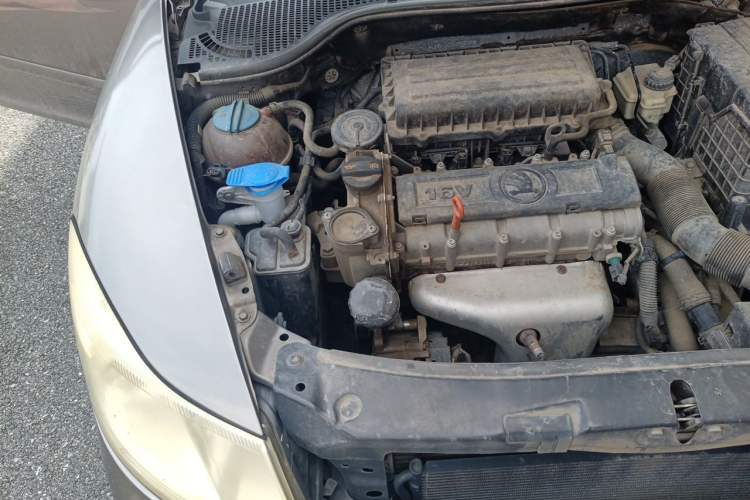 Used Skoda Octavia 2014 1.6L Automatic Yijie Edition Engine Bay Right