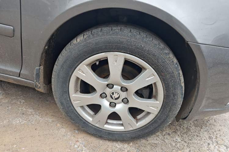Used Skoda Octavia 2014 1.6L Automatic Yijie Edition Exterior 7