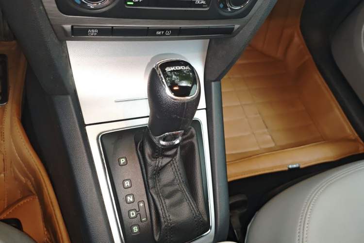 Used Skoda Octavia 2014 1.6L Automatic Yijun Edition Gear Lever