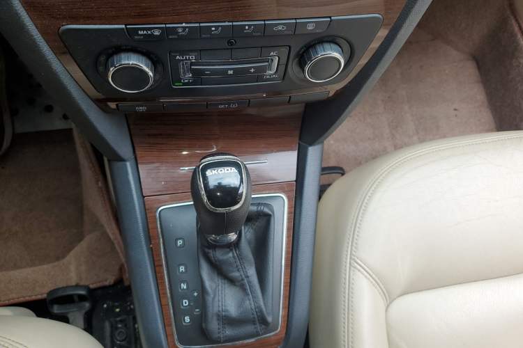 Used Skoda Octavia 2014 1.6L Automatic Yijun Edition Gear Lever