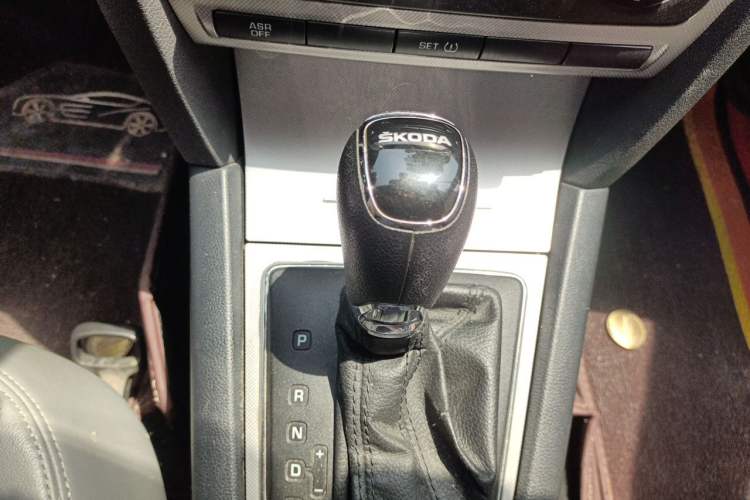 Used Skoda Octavia 2014 1.6L Automatic Yijun Edition Gear Lever