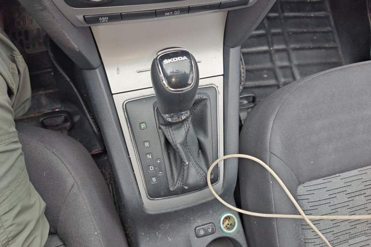 Used Skoda Octavia 2014 1.6L Automatic Yijie Edition Gear Lever